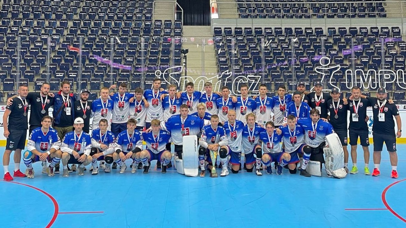 Slovenskí reprezentanti v hokejbale do 20 rokov získali na MS striebro.