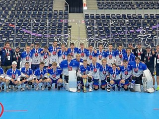 Slovenskí reprezentanti v hokejbale do 20 rokov získali na MS striebro.