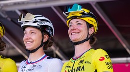 Slovenská cyklistka Viktória Chladoňová (vľavo) a Marianne Vosová. 