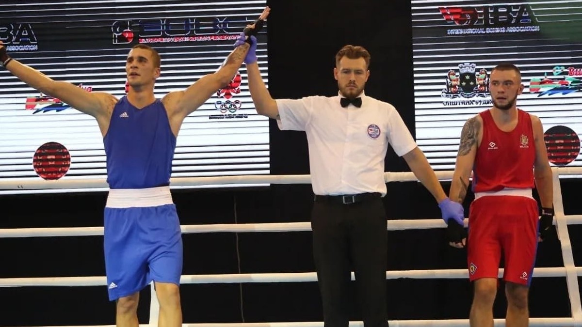 Slovenský boxer Andrej Csemez (vľavo) 