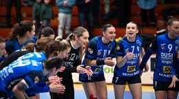 Hádzanárky Šale oslavujú víťazstvo.