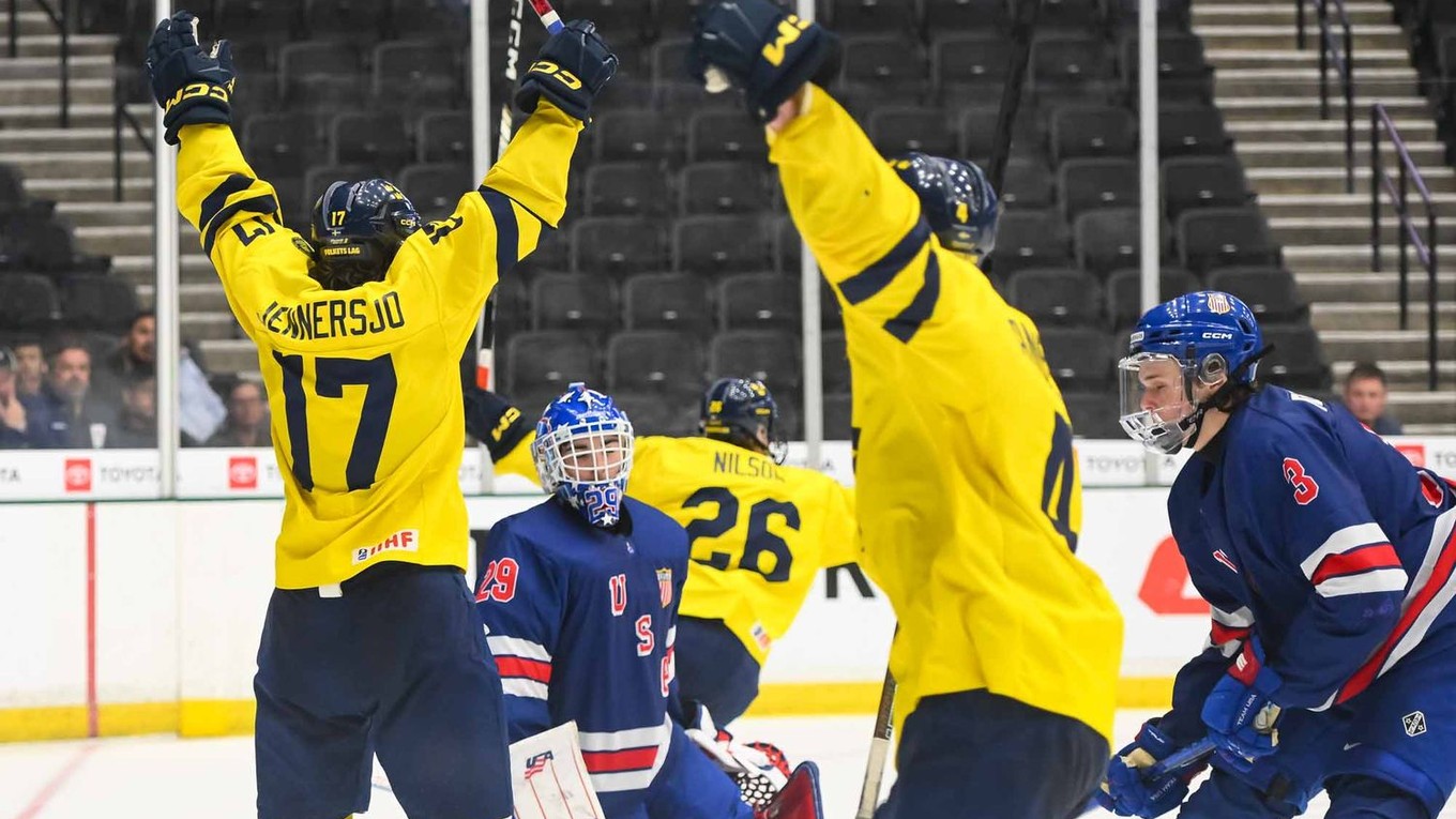 Švédski hokejisti sa tešia po strelenom góle proti USA v semifinále MS v hokeji do 18 rokov 2025.