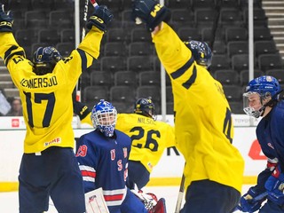 Švédski hokejisti sa tešia po strelenom góle proti USA v semifinále MS v hokeji do 18 rokov 2025.