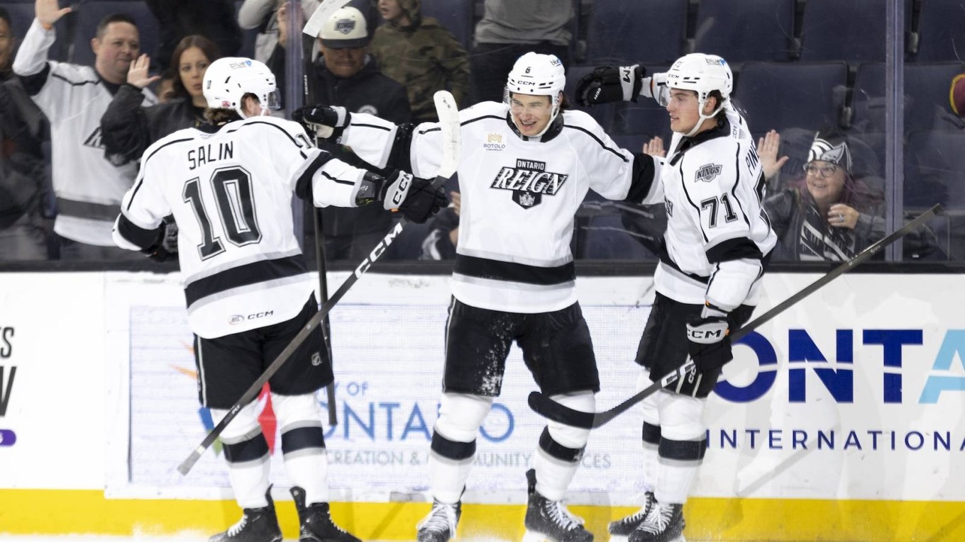 Martin Chromiak (uprostred) sa teší z gólu