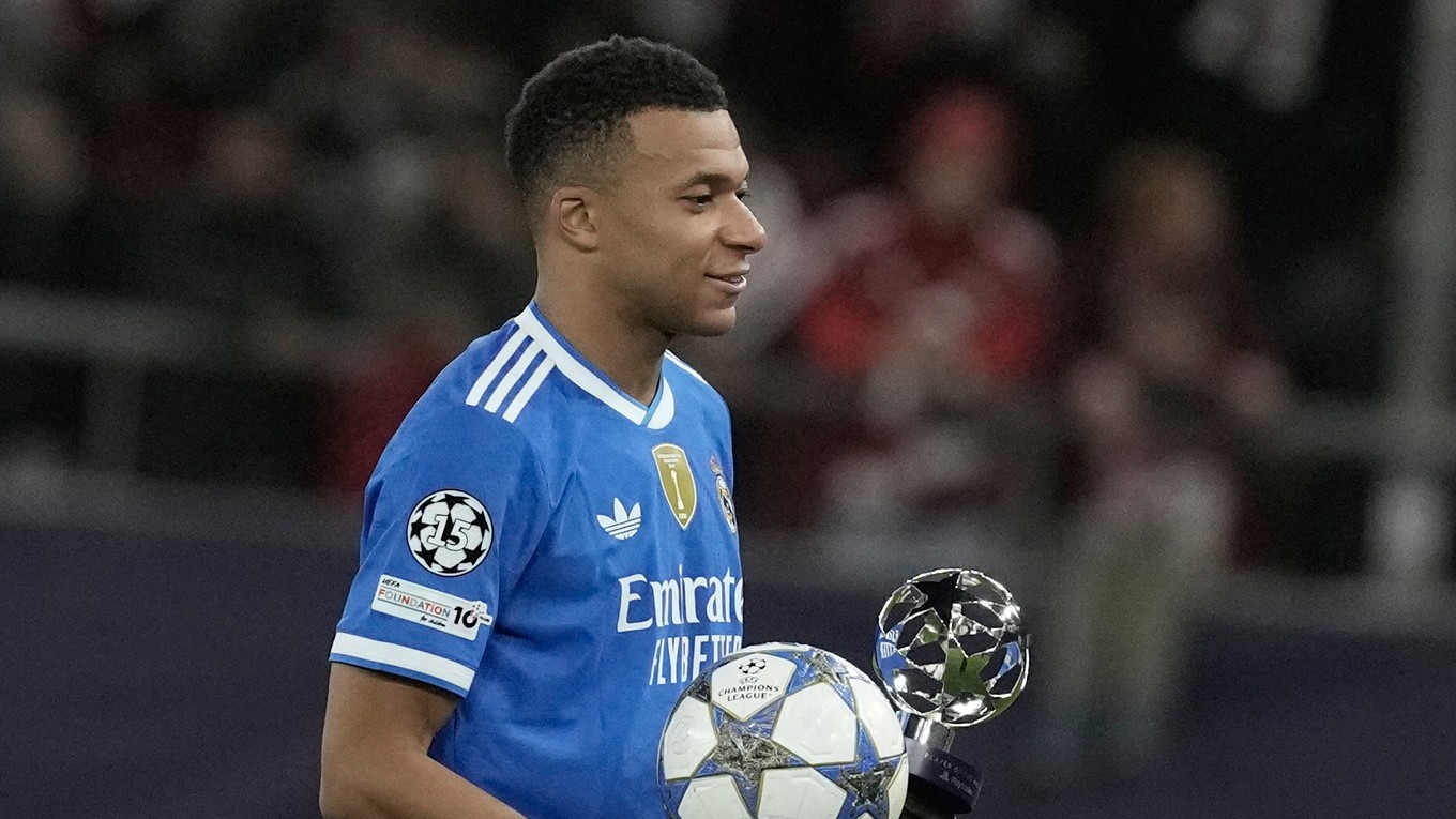 Na snímke hráč Realu Madrid Kylian Mbappé pózuje s trofejou pre najlepšieho hráča po zápase.