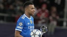 Na snímke hráč Realu Madrid Kylian Mbappé pózuje s trofejou pre najlepšieho hráča po zápase.