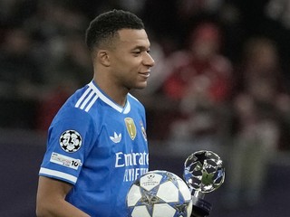 Na snímke hráč Realu Madrid Kylian Mbappé pózuje s trofejou pre najlepšieho hráča po zápase.