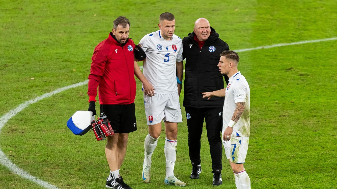 Denis Vavro schádza z trávnika po zásahu Viktora Gyökeresa do oblasti hlavy.