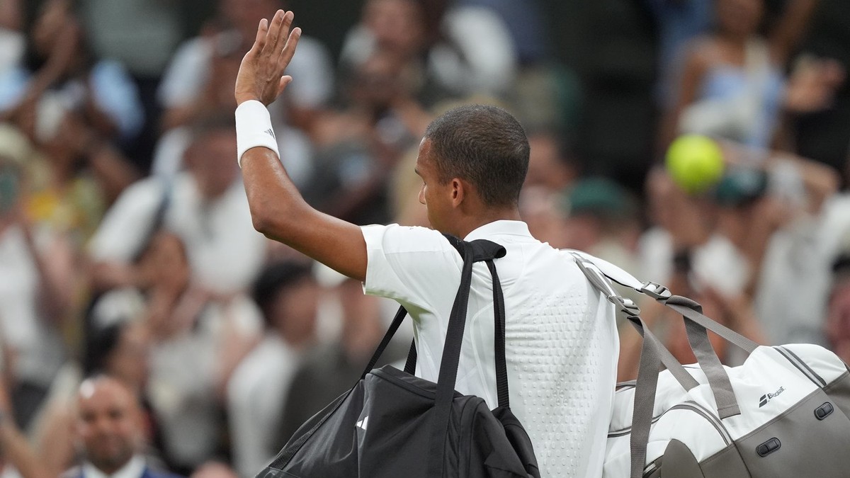 Kanadský tenista Felix Auger-Aliassime máva fanúšikom po prehre vo štvrťfinále mužskej dvojhry.