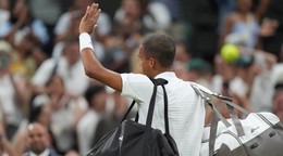 Kanadský tenista Felix Auger-Aliassime máva fanúšikom po prehre vo štvrťfinále mužskej dvojhry.