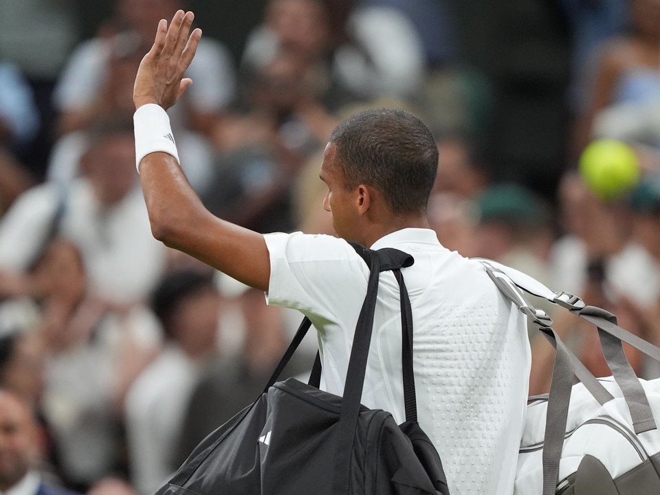 Kanadský tenista Felix Auger-Aliassime máva fanúšikom po prehre vo štvrťfinále mužskej dvojhry.