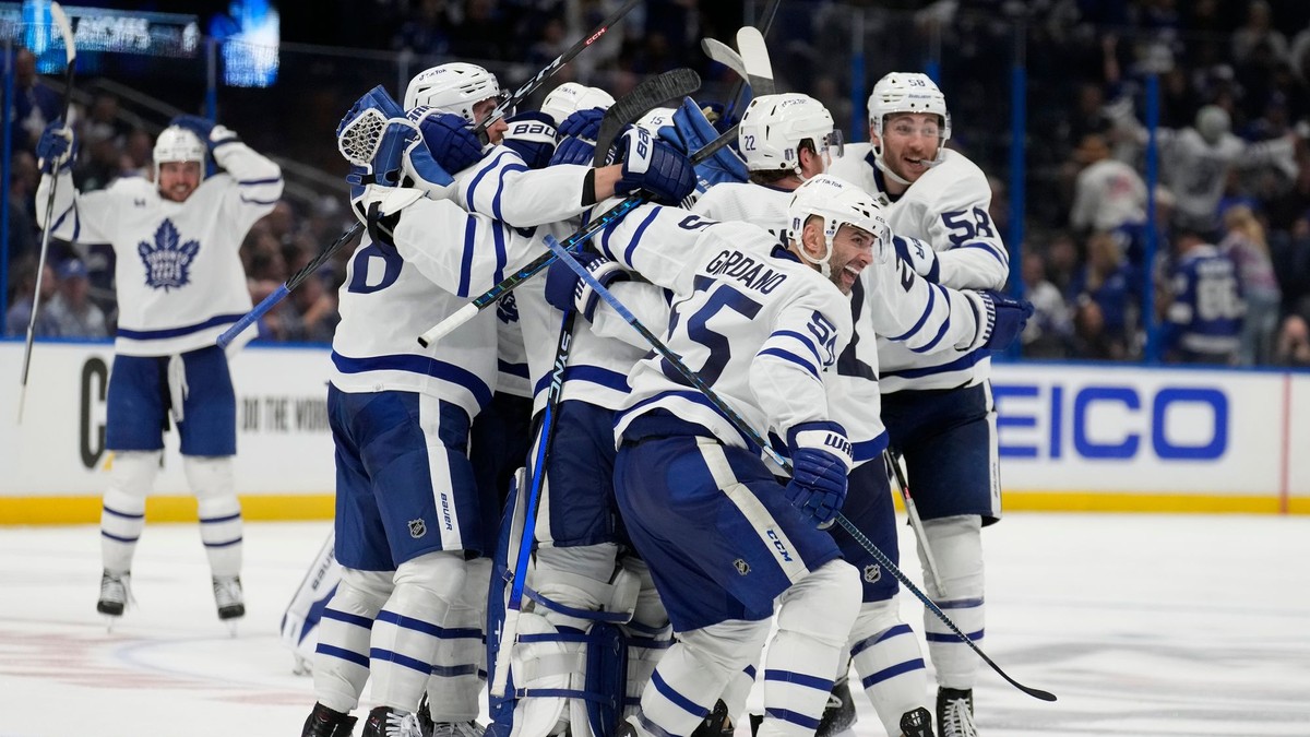 Hráči Toronta oslavujú víťazstvo a postup do 2. kola play-off zámorskej hokejovej NHL.