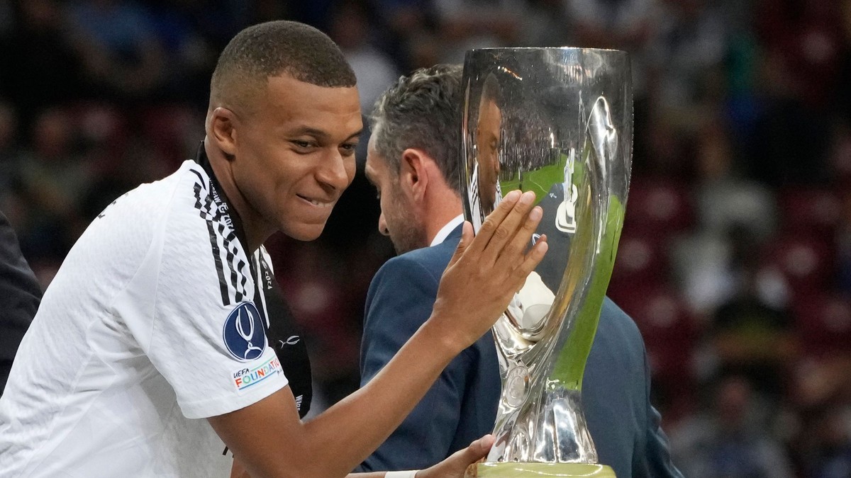 Kylian Mbappé s trofejou Superpohára UEFA.