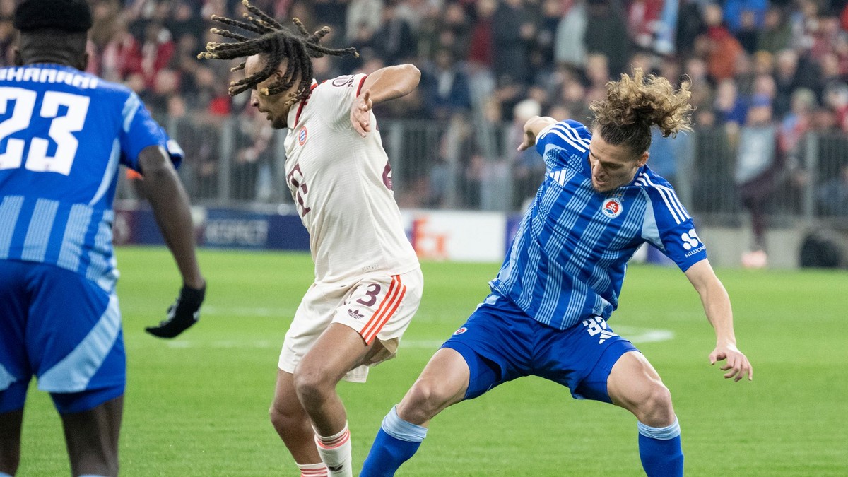 Július Szöke (vpravo) a Sacha Boey v zápase Ligy majstrov Bayern Mníchov - Slovan Bratislava.