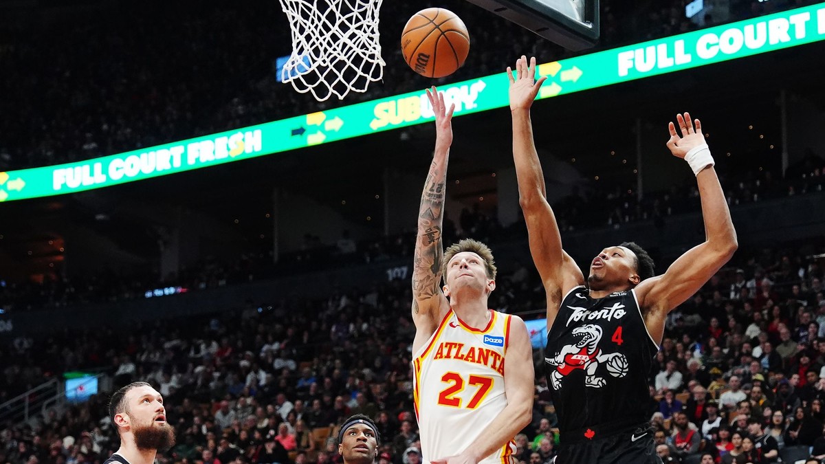 Hráč Atlanty Krejčí (27) strieľa, zatiaľ čo Barnes (4) z Toronta ho bráni.