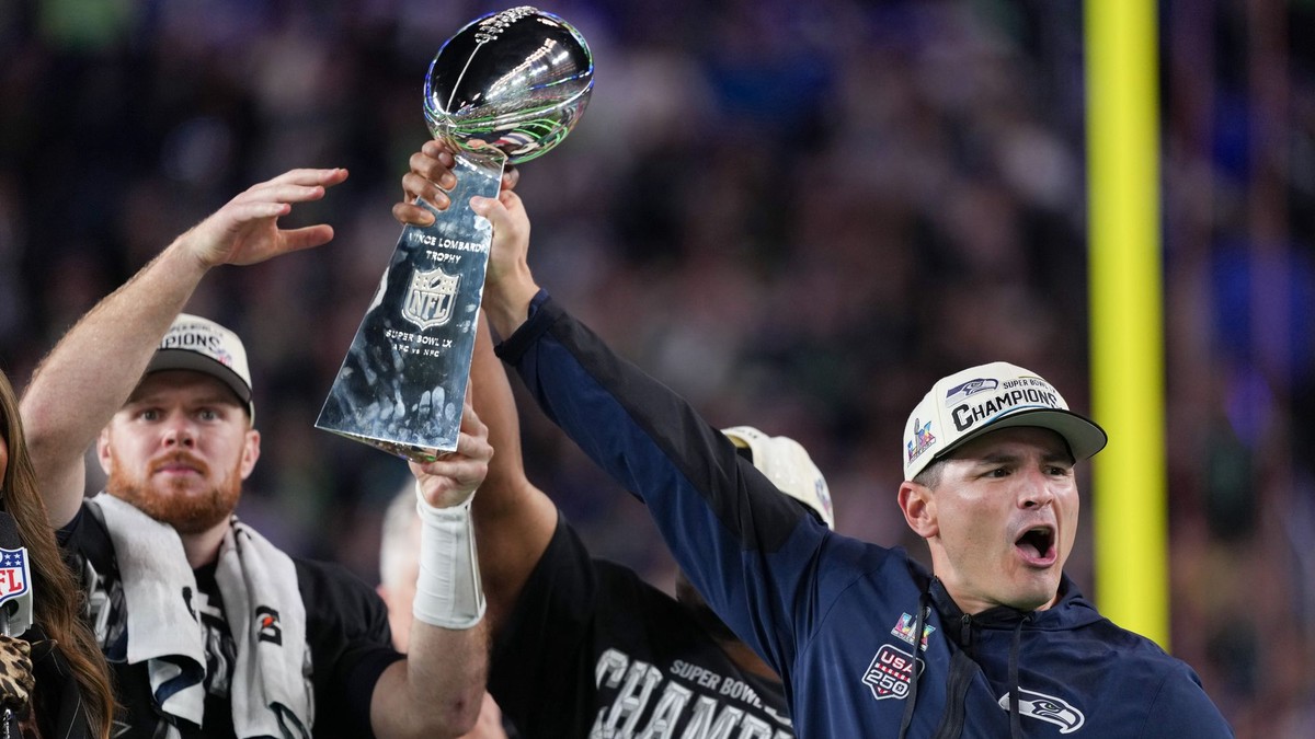 Hlavný tréner Seattle Seahawks Mike MacDonald drží v ruke trofej za triumf v Super Bowle 2025.