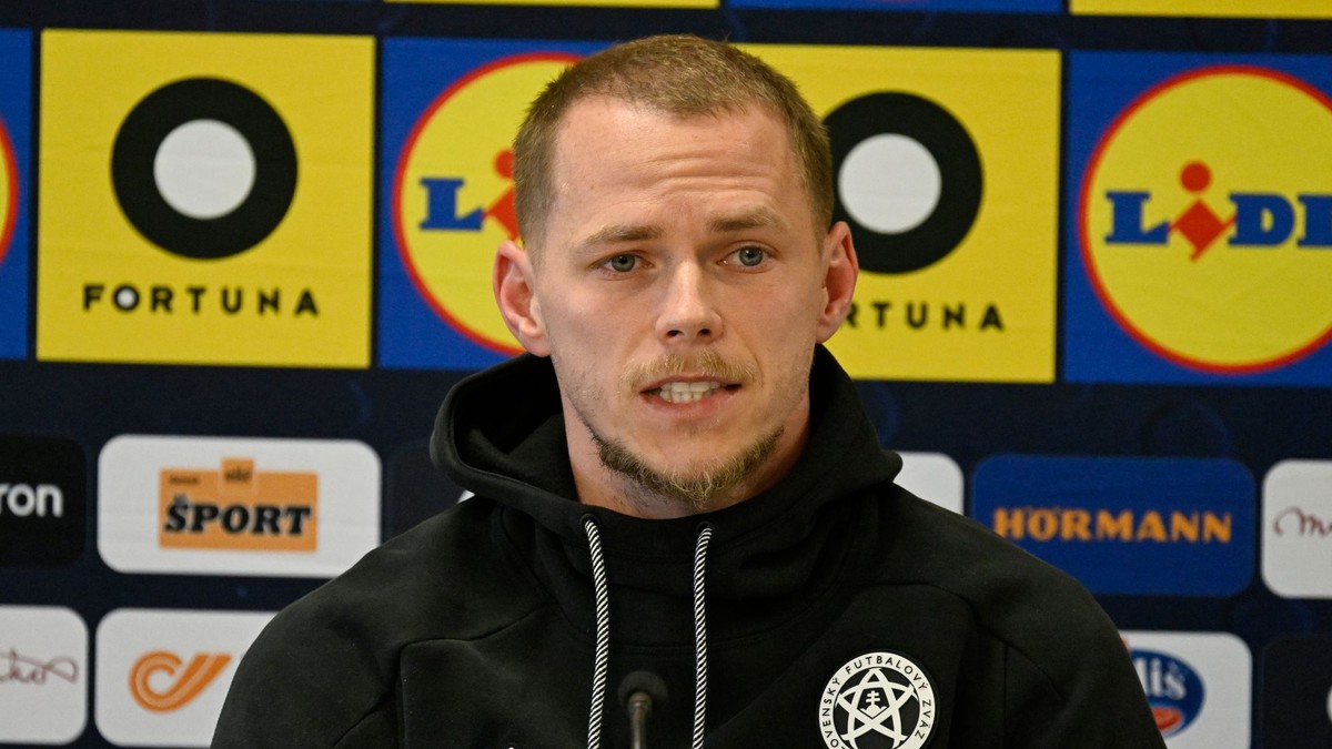 Futbalista Ondrej Duda počas tlačovej konferencie na zraze slovenskej futbalovej reprezentácie