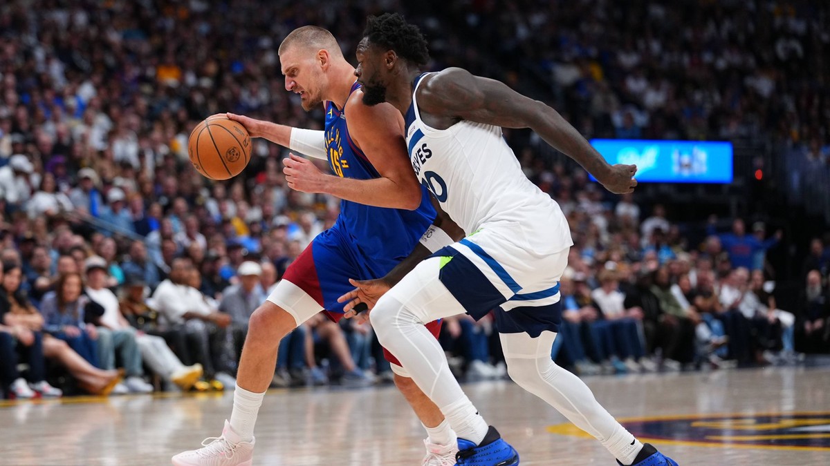 Hráč Minnesoty Timberwolves  Julius Randle (vpravo) bojuje o loptu s Nikolom Jokičom z Denveru 