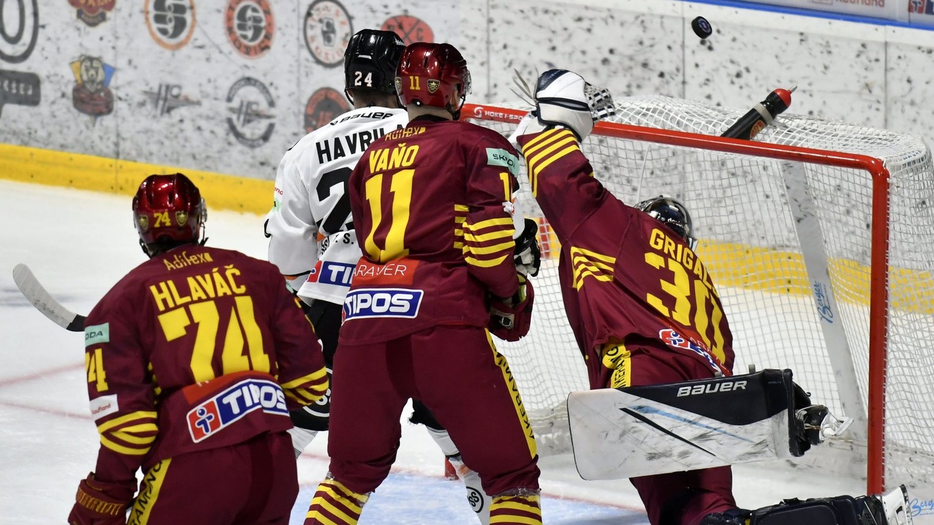 Matúš Havrila, Matúš Hlaváč, Damian Vaňo a brankár Gustavs Grigals v zápase HC Košice - HK Dukla Trenčín v 14. kole Tipos extraligy.