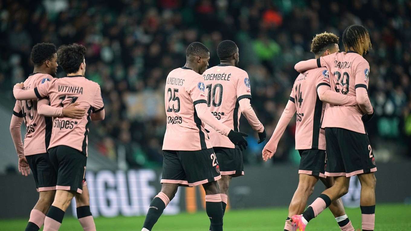 Futbalisti Parížu St. Germain oslavujú gól.