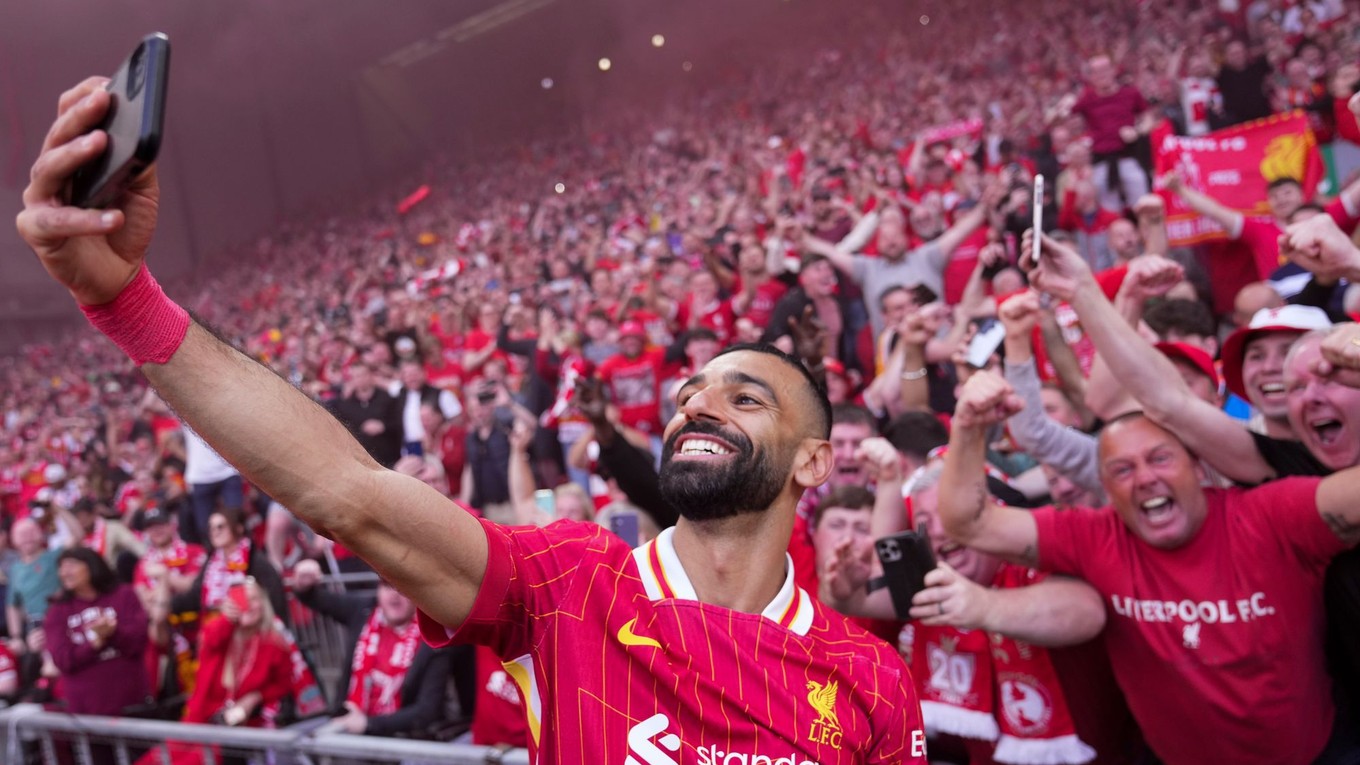 Mohamed Salah sa fotí a oslavuje s fanúšikmi titul Liverpoolu.