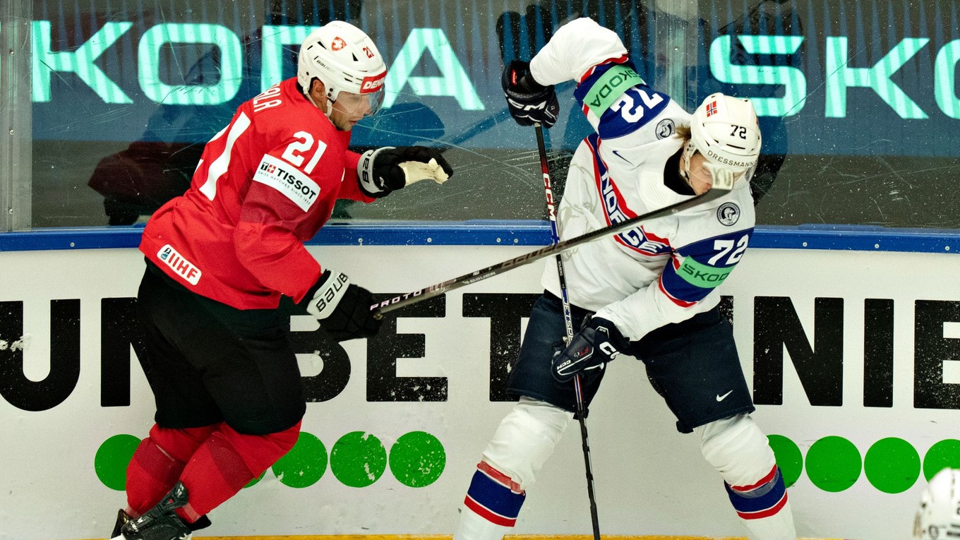 Kevin Fiala (vľavo) a Stian Solberg v zápase Švajčiarsko - Nórsko v skupine B na MS v hokeji 2025.