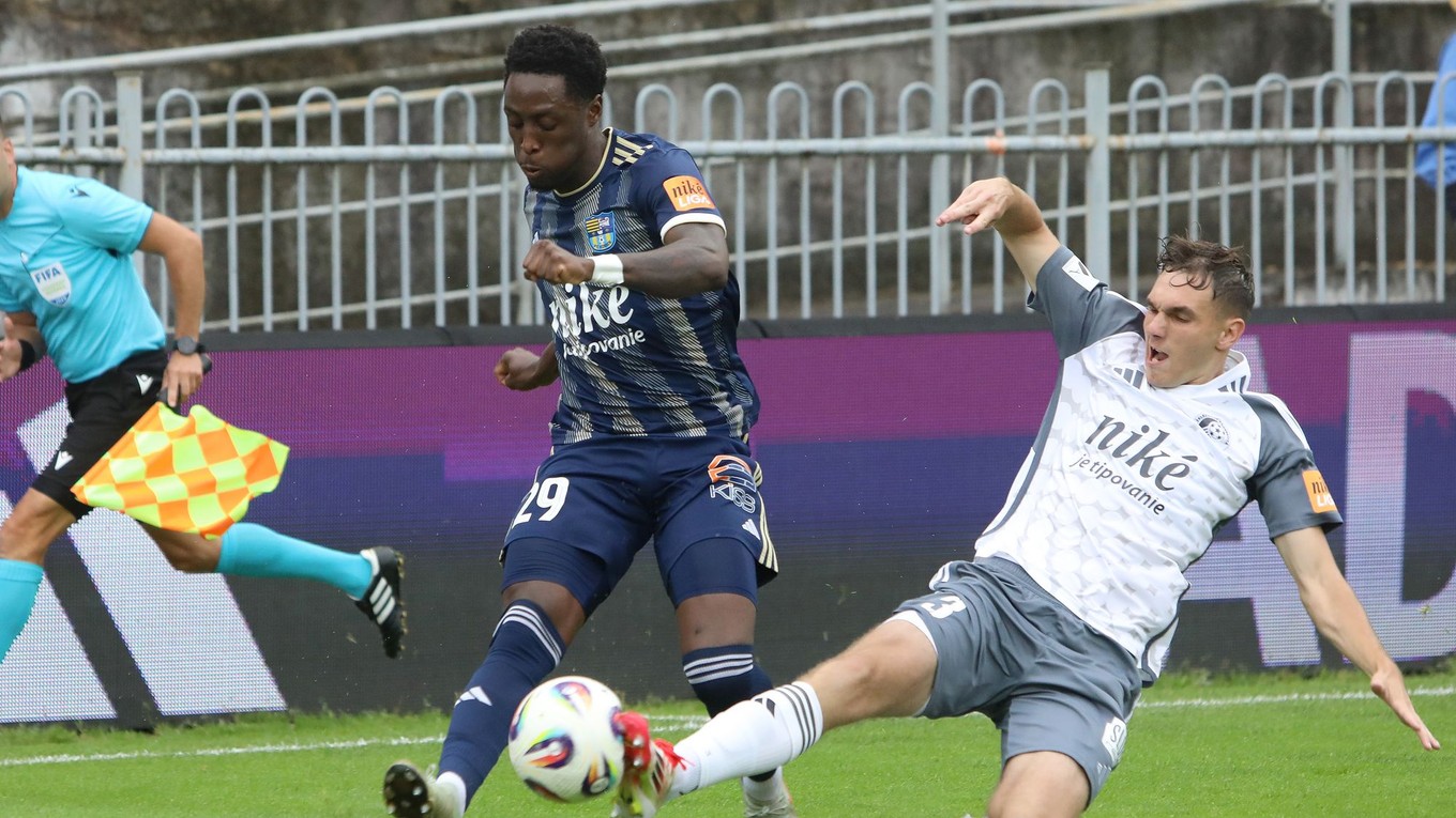 Osman Jovan Kakay (Košice) a Filip Mielke (Podbrezová) bojujú o loptu počas zápasu 1. kola Niké ligy FK Železiarne Podbrezová - FC Košice.