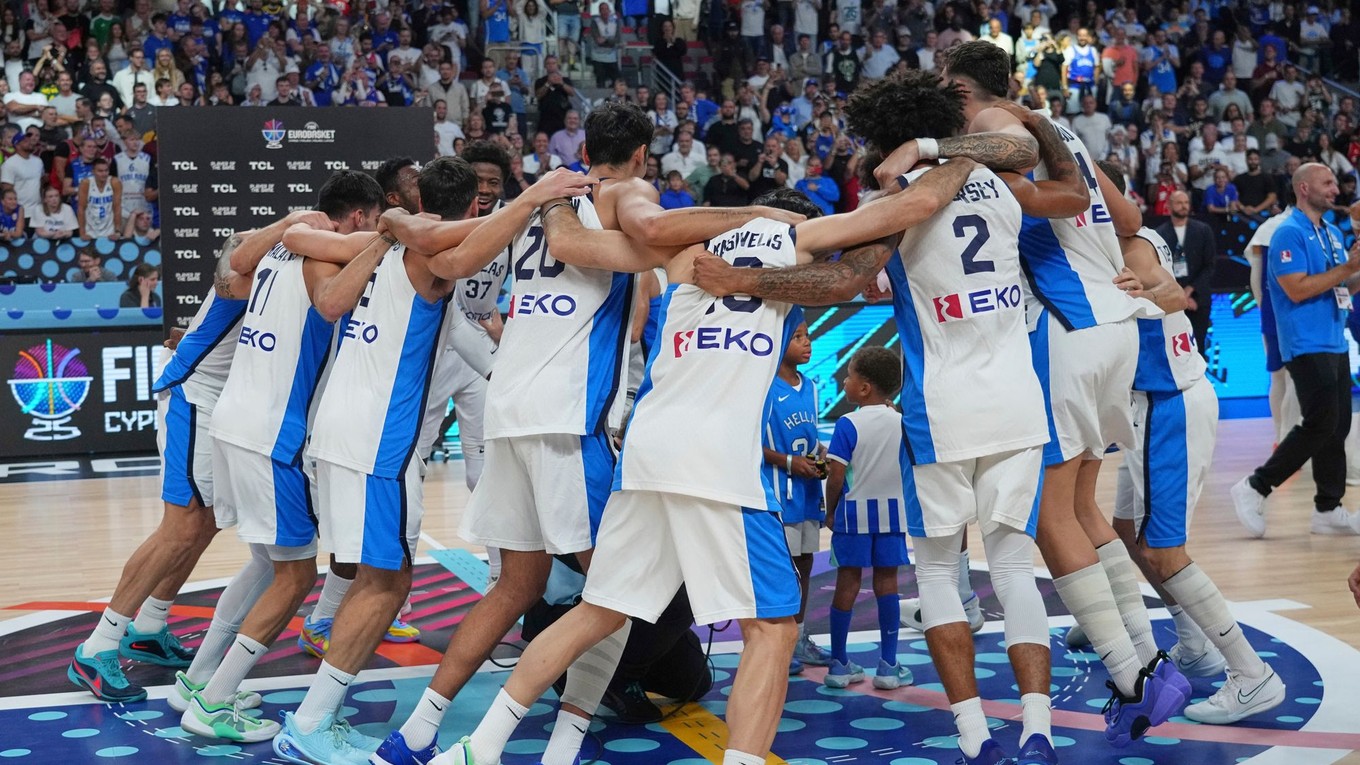 Grécki basketbalisti oslavujú zisk bronzových medailí na ME v basketbale 2025.