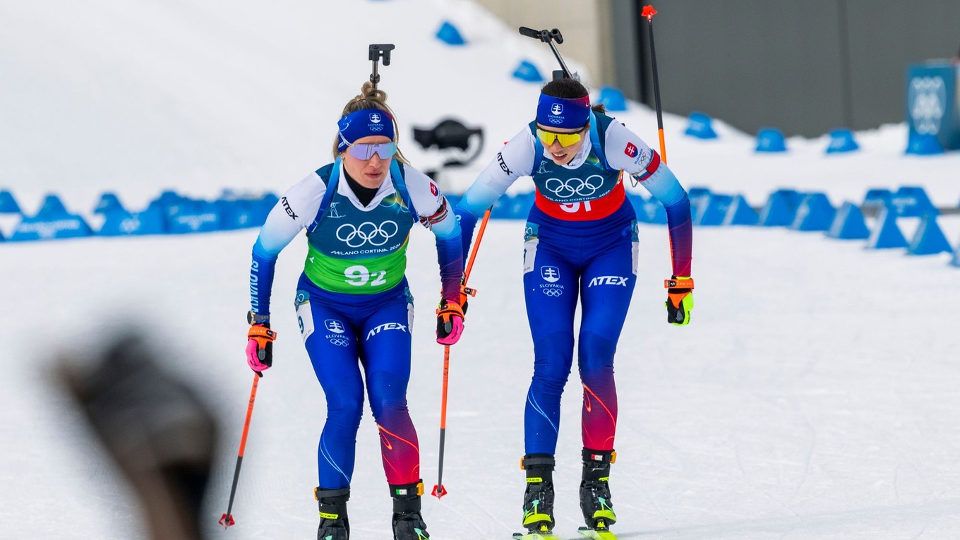 Ema Kapustová a Paulína Bátovská Fialková počas ženskej štafety na 4×6 km na zimných olympijských hrách.