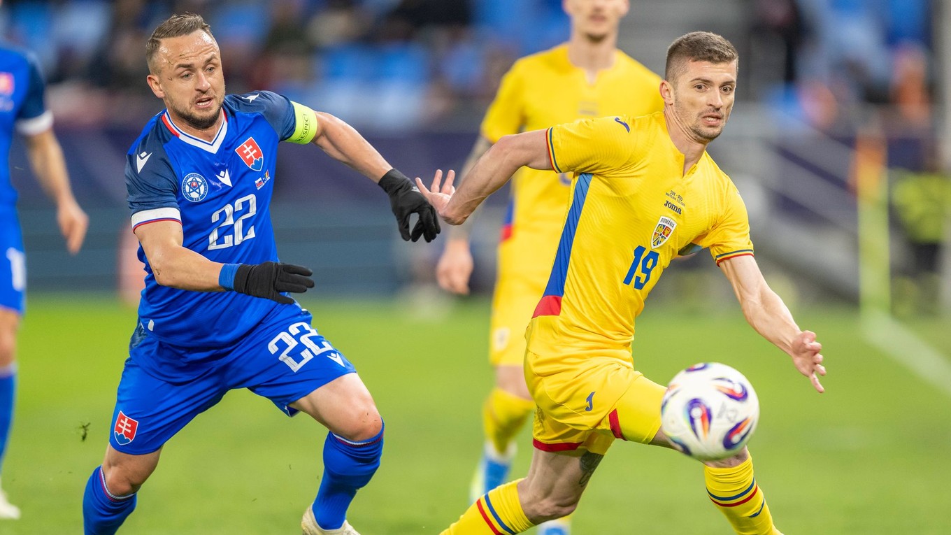 Zľava Stanislav Lobotka (Slovensko) a Florin Tanase (Rumunsko) počas prípravného zápasu medzi Slovenskom a Rumunskom