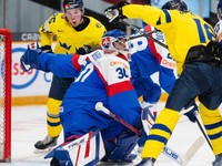 Brankár Slovenska Samuel Urban (30), Švédi Otto Stenberg (25) a Felix Unger Sörum (16) počas zápasu základnej B-skupiny Slovensko - Švédsko na MS hráčov do 20 rokov