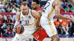 Basketbalista Realu Madrid Džanan Musa v súboji s Nigelom Williamsom-Gossom.