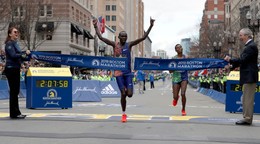 Kenský maratónec Lawrence Cherono (vľavo) vyhral Bostonský maratón 2019.
