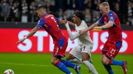 Momentka zo zápasu Eintracht Frankfurt - Viktoria Plzeň. 