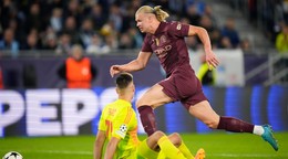 Erling Haaland prekonáva brankára Dominika Takáča v zápase ŠK Slovan Bratislava - Manchester City v 2. kole ligovej fázy Ligy majstrov.