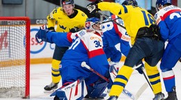 Brankár Slovenska Samuel Urban (30), Švédi Otto Stenberg (25) a Felix Unger Sörum (16) počas zápasu základnej B-skupiny Slovensko - Švédsko na MS hráčov do 20 rokov