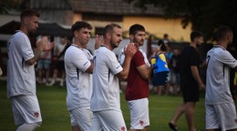 Ďakovačka po pohárovom zápase proti Novým Zámkom K. Spányik (zľava), V. Nagy, K. Szabó, R. Gyetven a A. Szabó.