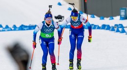 Ema Kapustová a Paulína Bátovská Fialková počas ženskej štafety na 4×6 km na zimných olympijských hrách.