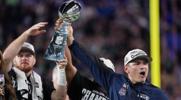 Hlavný tréner Seattle Seahawks Mike MacDonald drží v ruke trofej za triumf v Super Bowle 2025.