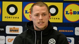 Futbalista Ondrej Duda počas tlačovej konferencie na zraze slovenskej futbalovej reprezentácie