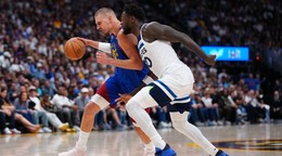 Hráč Minnesoty Timberwolves  Julius Randle (vpravo) bojuje o loptu s Nikolom Jokičom z Denveru 