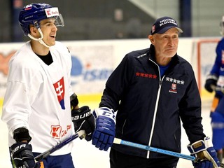 Na snímke zľava hokejista Maroš Jedlička a tréner slovenskej hokejovej reprezentácie Craig Ramsay.