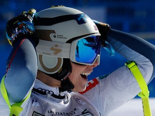 Nórska lyžiarka Ragnhild Mowinckelová oslavuje v cieli po jej víťazstve v zjazde žien. 