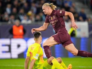 Erling Haaland prekonáva brankára Dominika Takáča v zápase ŠK Slovan Bratislava - Manchester City v 2. kole ligovej fázy Ligy majstrov.