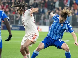 Július Szöke (vpravo) a Sacha Boey v zápase Ligy majstrov Bayern Mníchov - Slovan Bratislava.