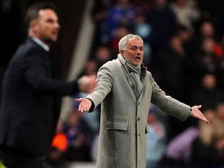 José Mourinho počas zápasu s Rangers.