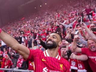 Mohamed Salah sa fotí a oslavuje s fanúšikmi titul Liverpoolu.