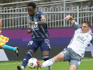 Osman Jovan Kakay (Košice) a Filip Mielke (Podbrezová) bojujú o loptu počas zápasu 1. kola Niké ligy FK Železiarne Podbrezová - FC Košice.