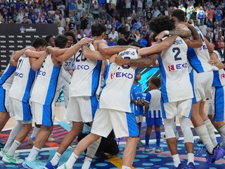 Grécki basketbalisti oslavujú zisk bronzových medailí na ME v basketbale 2025. 