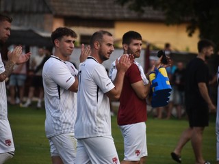 Ďakovačka po pohárovom zápase proti Novým Zámkom K. Spányik (zľava), V. Nagy, K. Szabó, R. Gyetven a A. Szabó.